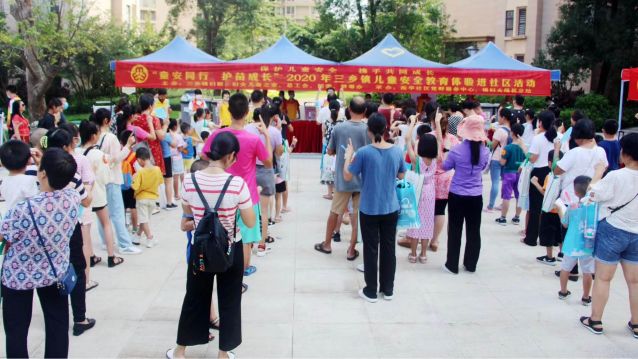 活動(dòng)開始前現(xiàn)場(chǎng)居民遵守秩序排起了長(zhǎng)隊(duì).jpg