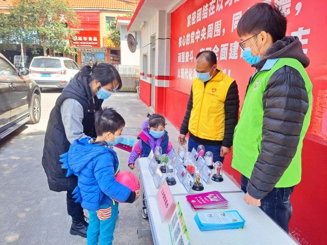圩仔居民在宣傳攤位前駐足觀看、了解仿真毒品.jpg