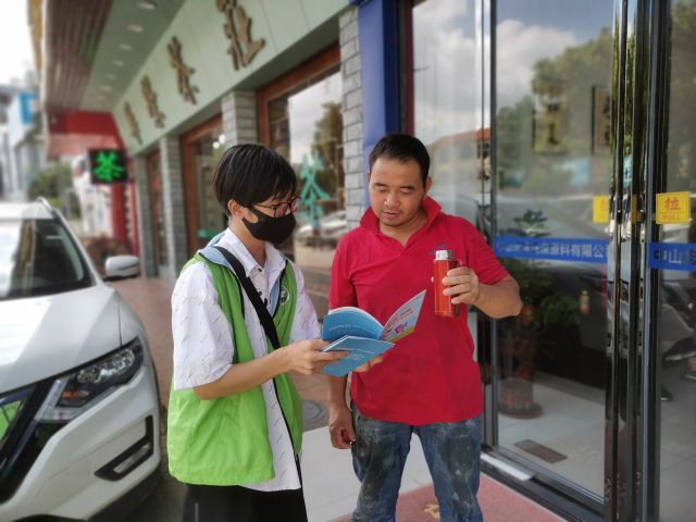 三鄉(xiāng)鎮(zhèn)開展“禁毒宣傳入商鋪，全民健康我守護(hù)”親子禁毒宣傳活動(dòng)圖片4.jpg