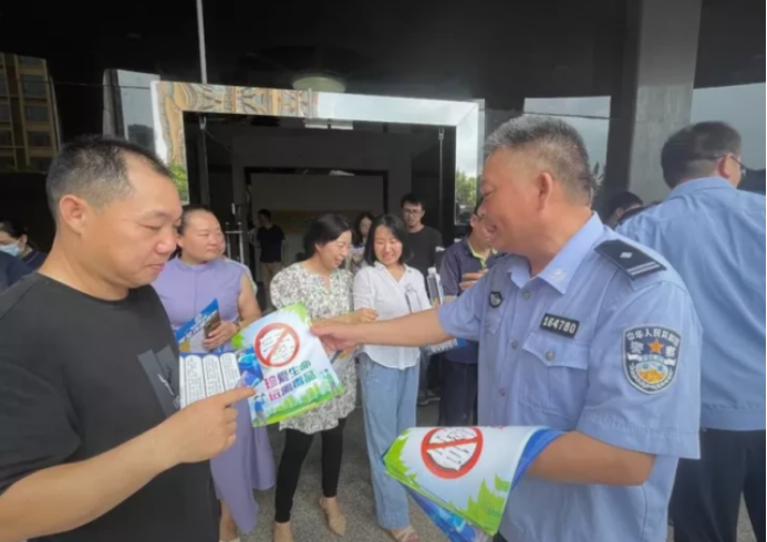 禁毒宣傳進(jìn)企業(yè)，攜手共筑防毒墻349.png